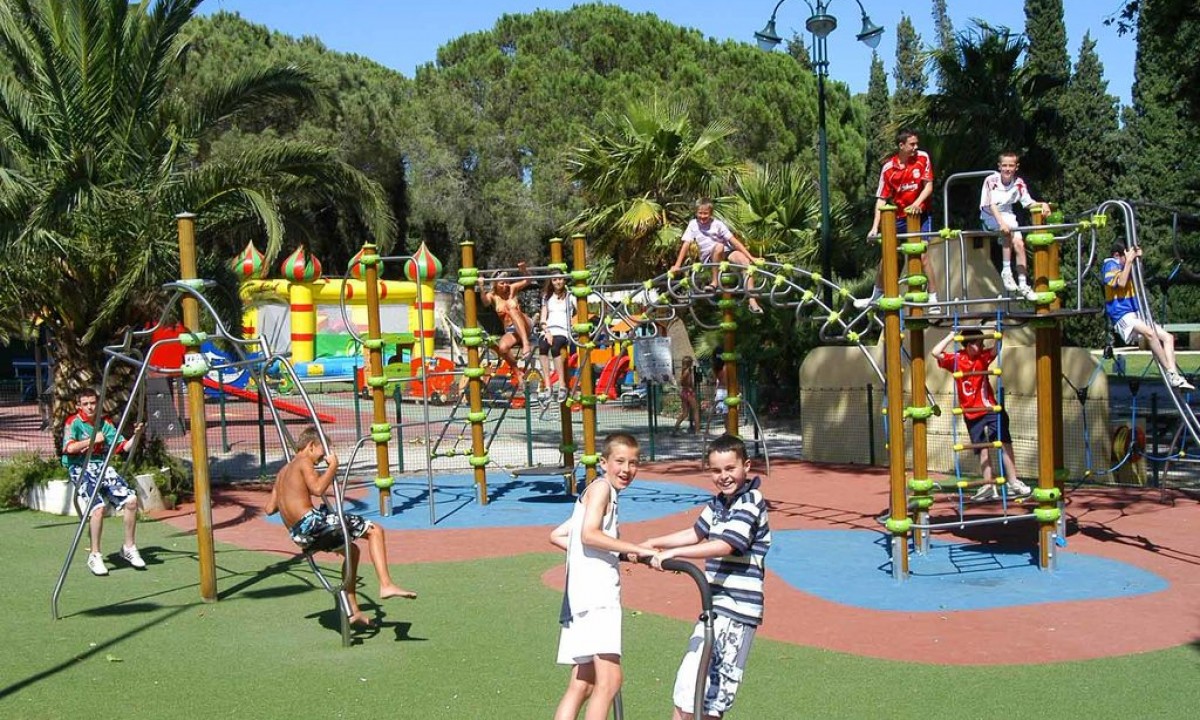 Camping-Frejus-Domaine-du-Colombier-speeltuin Camping-Frejus-Domaine-du-Colombier-speeltuin