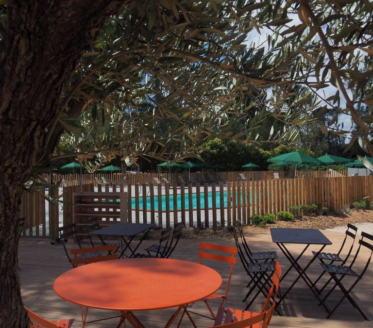 Camping Fontvieille terrasmet zwembad 768x676