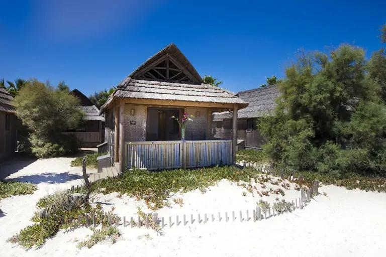 Camping Les Prairies de la Mer Tiki Hutte aan het strand 768x512