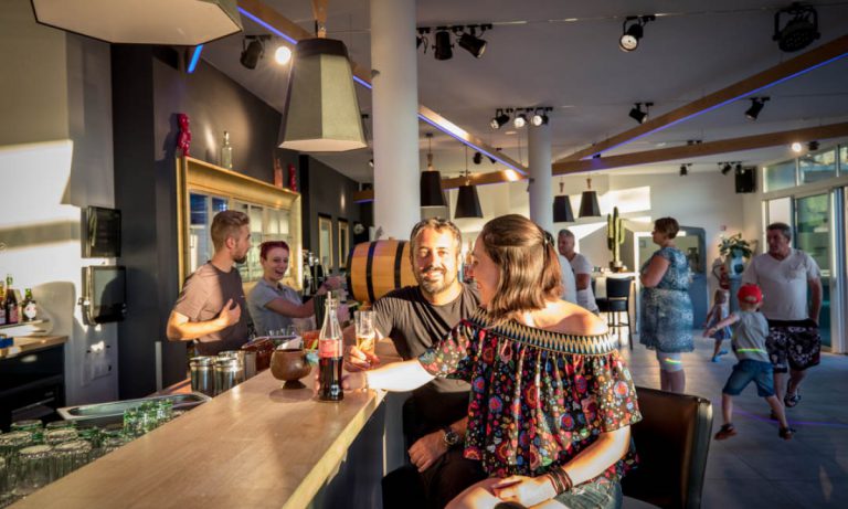 Camping Domaine Le Pommier bar 768x461