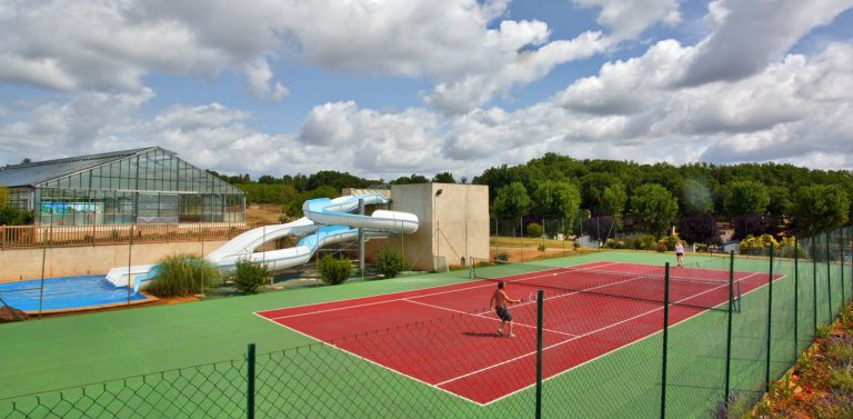 Camping Le Carbonnier tennisbaan 768x377