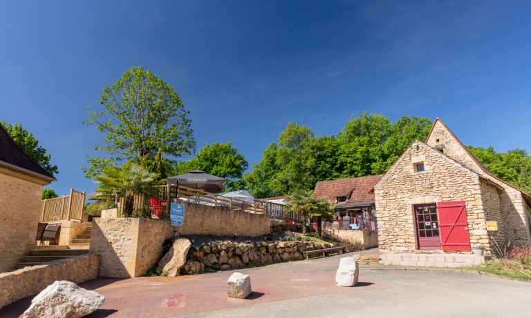 Camping Le Val d Ussel entree 768x461