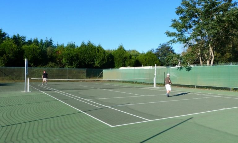 Camping Domaine de Bréhadour tennisbaan 768x461