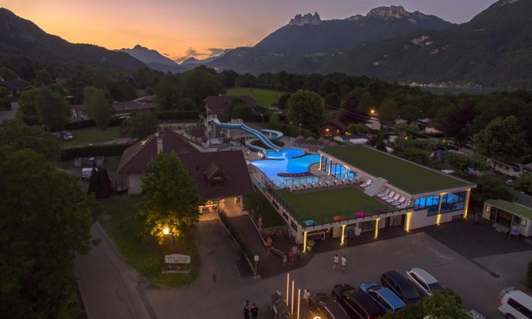 Camping La Ravoire meer van Annecy avond 768x461
