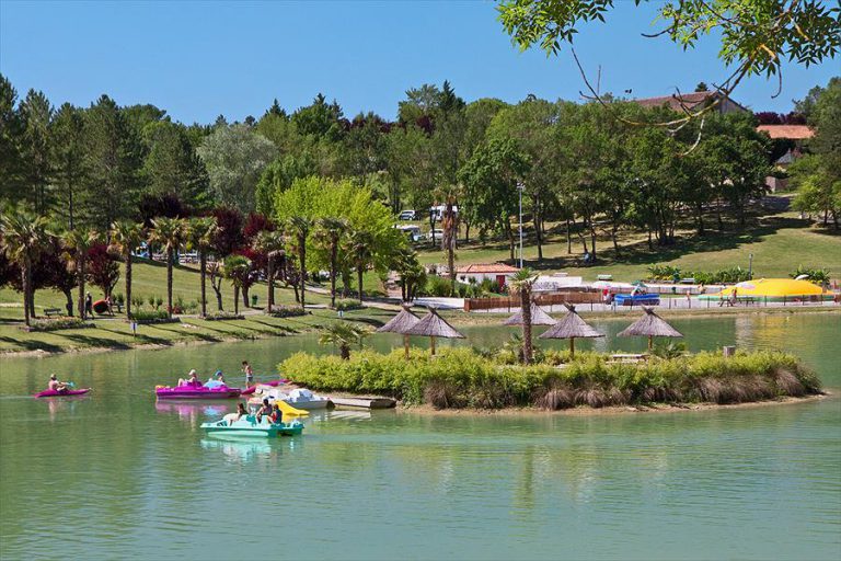 Camping Lac des 3 Vallées meer eiland 768x512