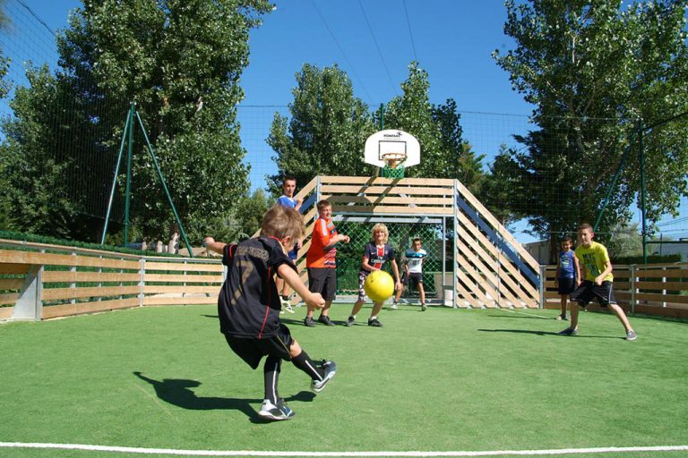 Camping Le Clos Virgile sportveld 768x512