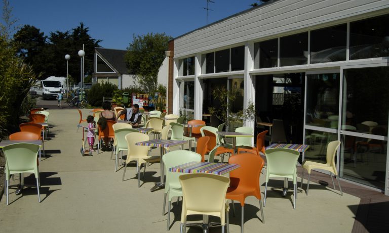Camping Le Domaine de Léveno terras 768x461