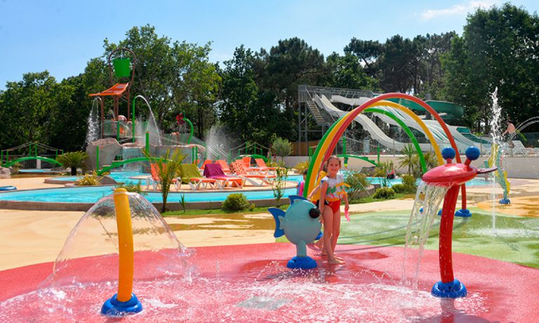 Camping Le Mané Guernehué waterspeeltuin 2 768x461