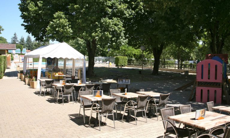 Camping Le Ranch des Volcans terras 768x461