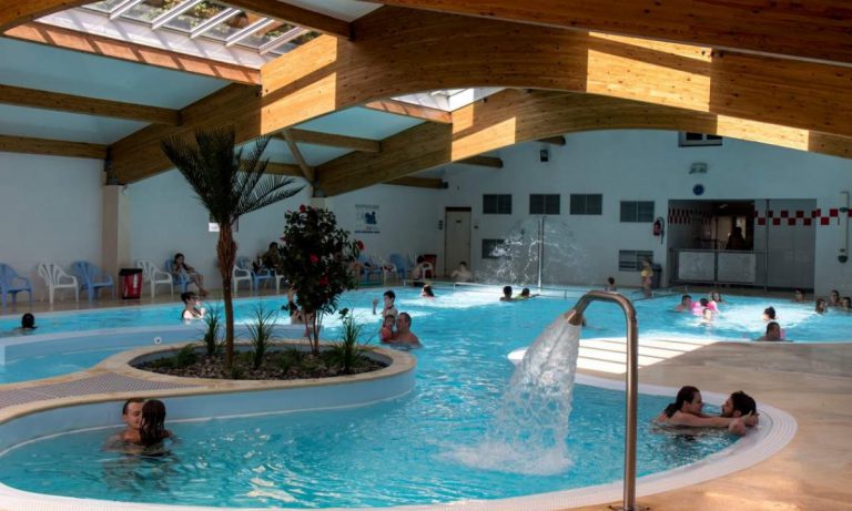 Camping Les Sables de Cordouan overdekt zwembad 768x461