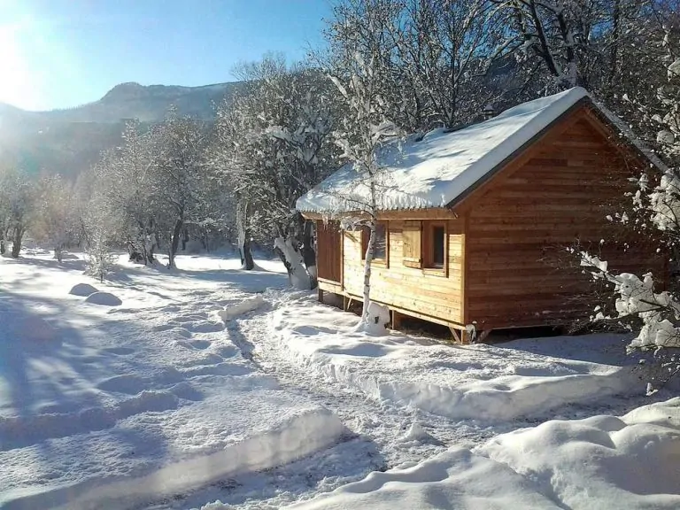 Camping Huttopia Divonnes les Bains chalet huren wintersport 768x576