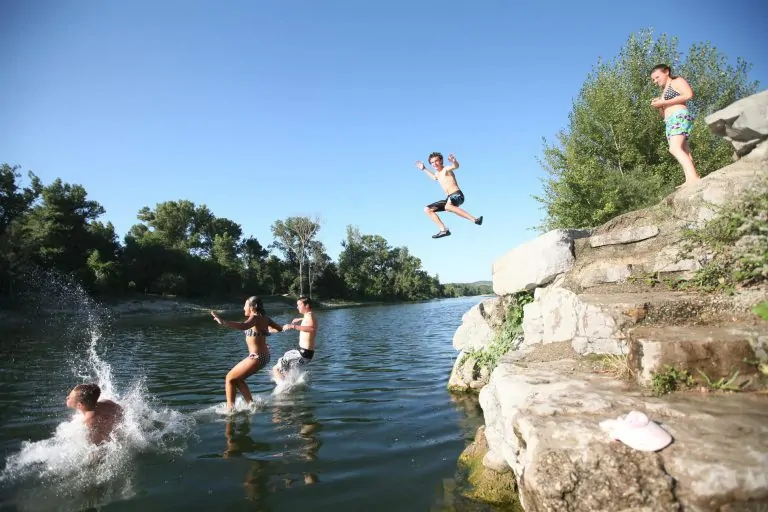 Camping La Chapoulière spelen in de rivier 768x512