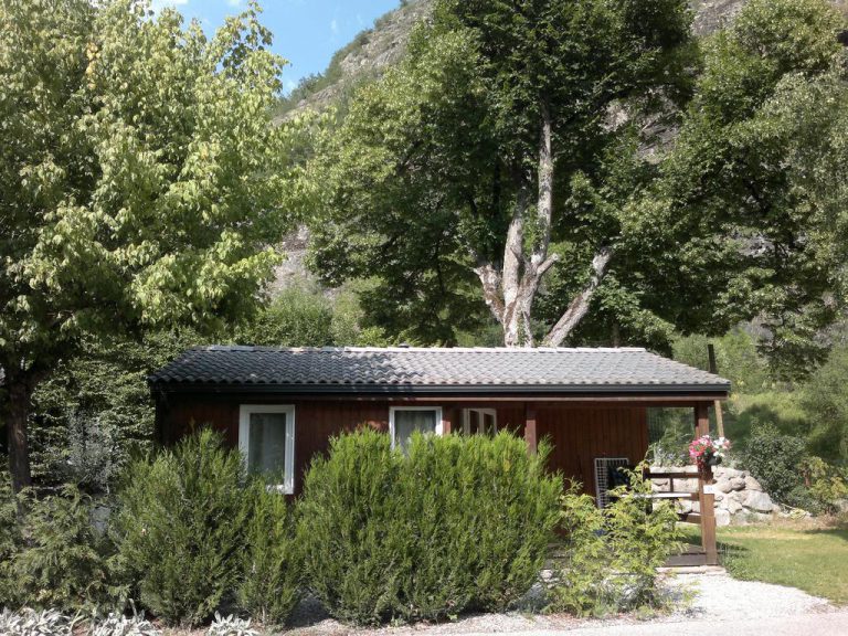 Camping les Cascades Le Bourg d Oisans chalets 768x576