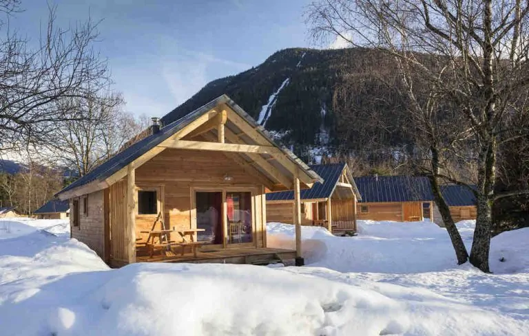 Campinga Huttopia Vallouise wintercamping 768x489