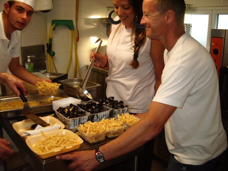 Camping Domaine de Bellevue mossels friet 768x576
