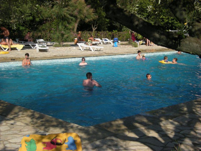 Camping L Oliveraie zwembad 768x576