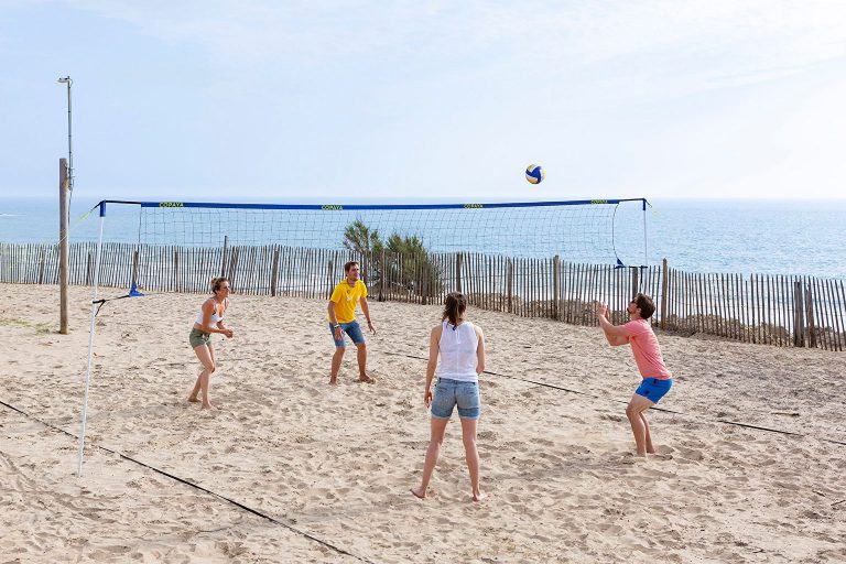 Camping Sandaya Soulac Plage beachvolleybal 768x512