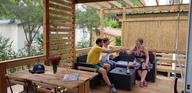 Camping La Pinède Enchantée in Argelès sur Mer einegn terras 768x374