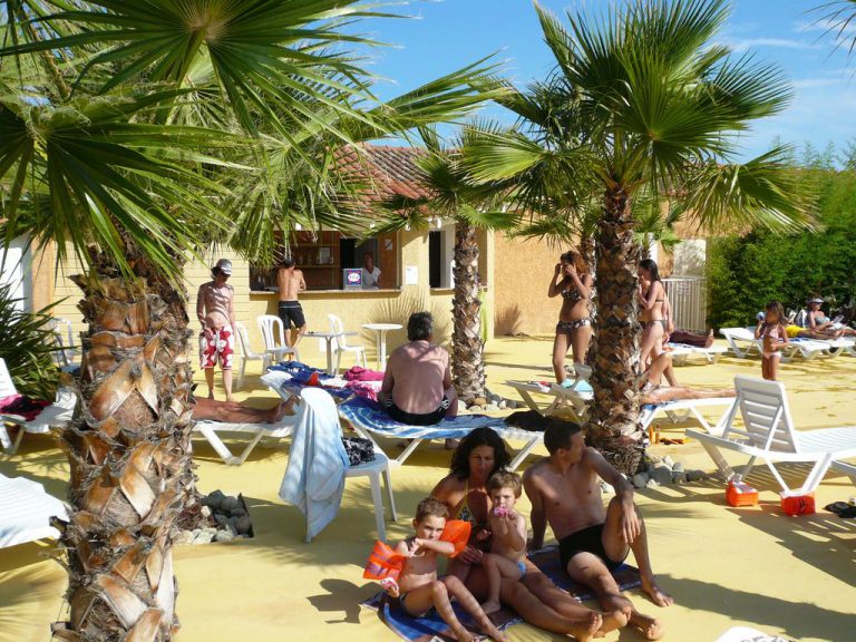 Camping La Pinède Enchantée in Argelès sur Mer zonneterras 768x576