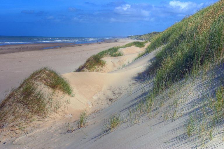 Camping Huttopia Baie du Mont St Michel duinen 768x512