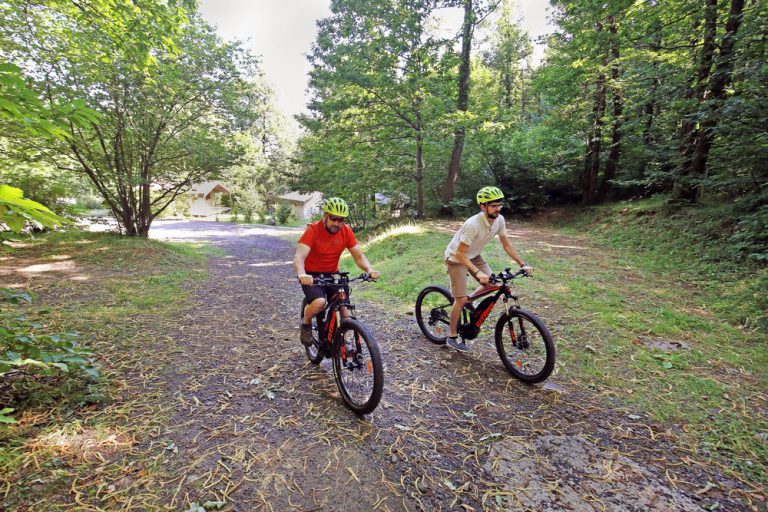 Camping Huttopia Baie du Mont St Michel fietsverhuur 768x512