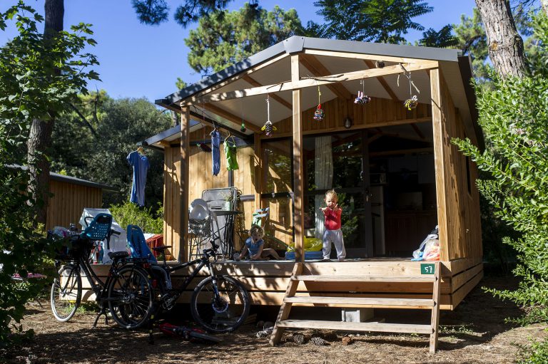 Camping Huttopia Chardons Bleus chalet huren 768x511