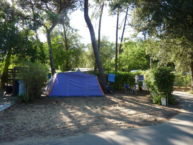 Camping Huttopia Chardons Bleus staanplaats 768x576