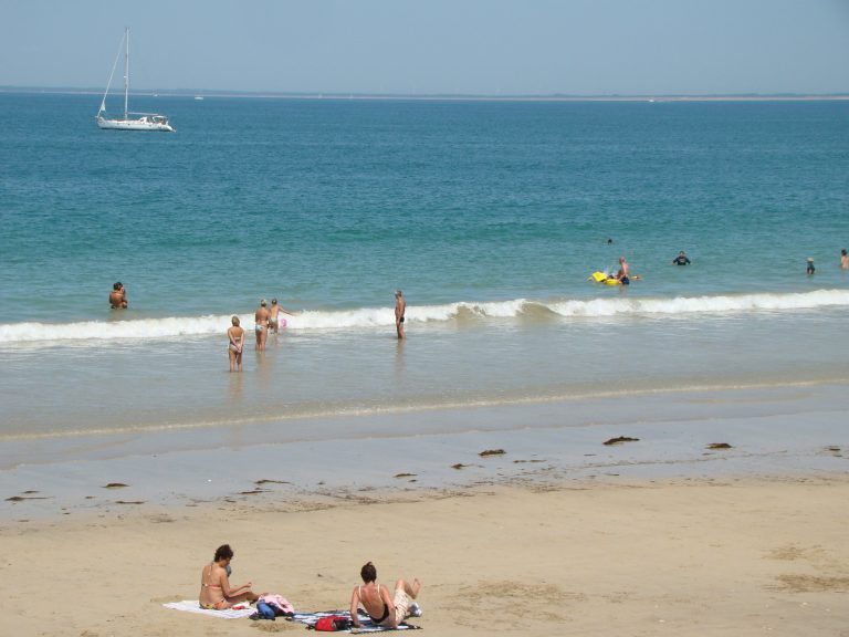 Camping Huttopia Chardons Bleus strand 768x576