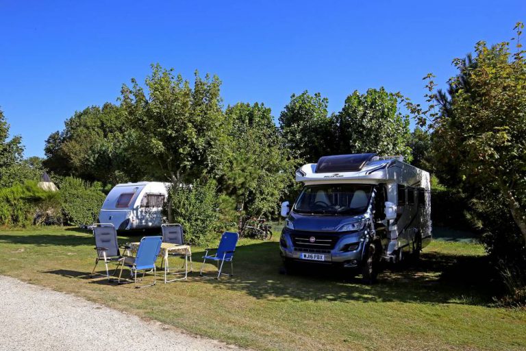 Camping Huttopia Les Falaises Normandie staanplaatsen 768x512