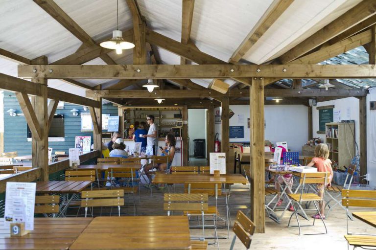 Camping Huttopia Oléron les Chênes Verts restaurant 768x511
