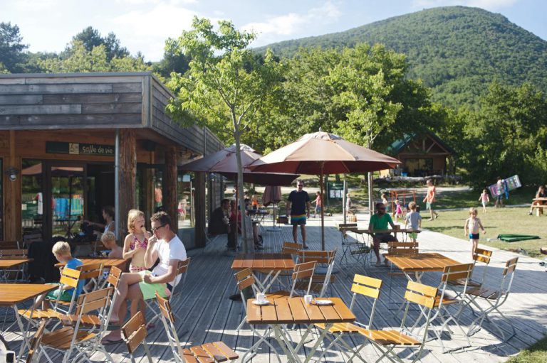 Camping Village Huttopia Dieulefit terras 768x511