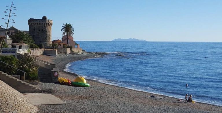 Camping les Orangers kiezelstrand 768x392