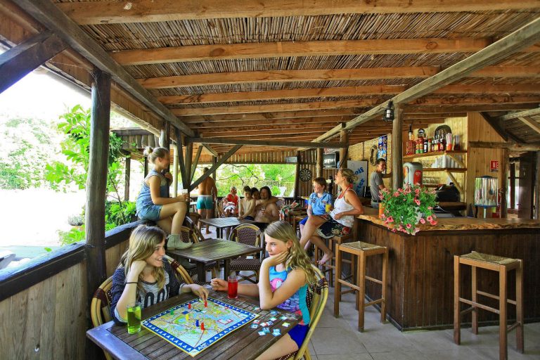 Camping Le Pech Charmant bar 768x512