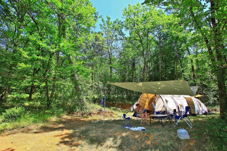 Camping Le Pech Charmant staanplaatsen huren 768x512
