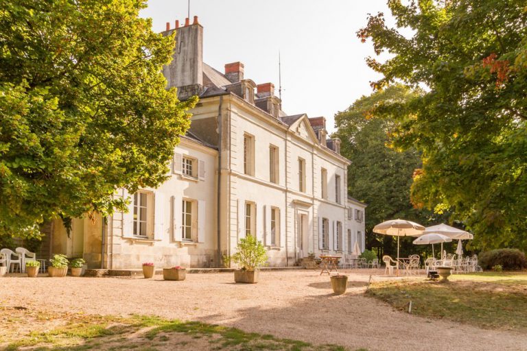 Camping le Petit Trianon de Saint Ustre kasteel 2 768x512