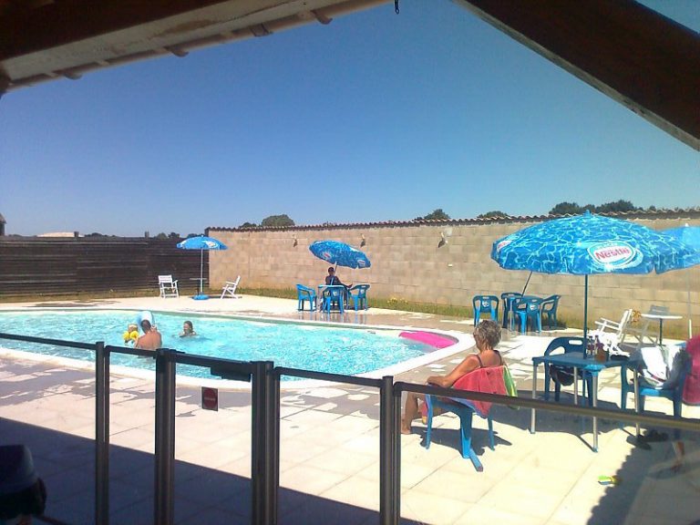 Camping La Croix Badeau zwembad 768x576