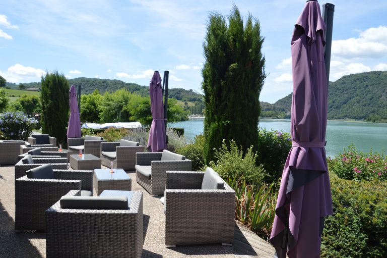 Camping Le Lac Du Lit Du Roi terras 768x511