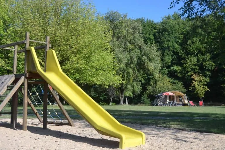 Camping Dun le palestel Creuse speeltuin 768x512