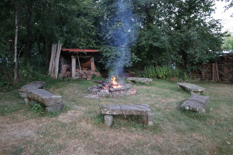 Camping Entre Les Sources kampvuur 768x512