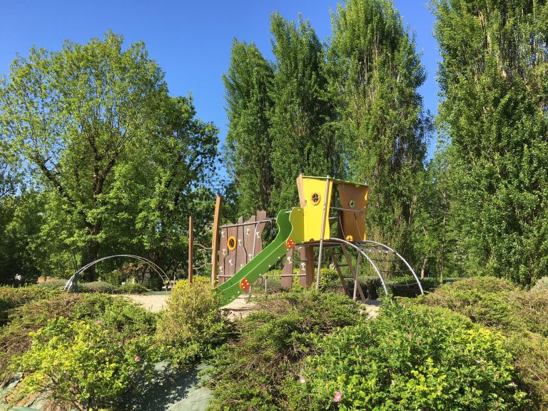 Camping Le Douzou Dordogne speeltuin 768x576