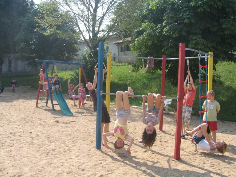 Camping Le Grand Cerf Drome speeltuin 768x576