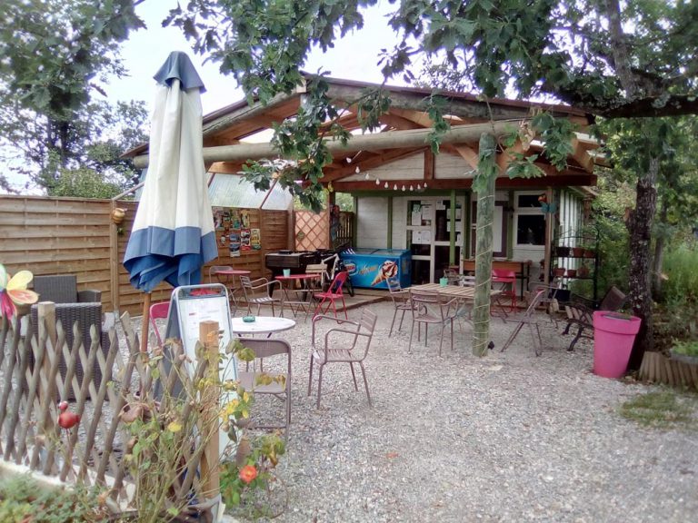 Camping Le Roc Del Rey Ariege terras 768x576