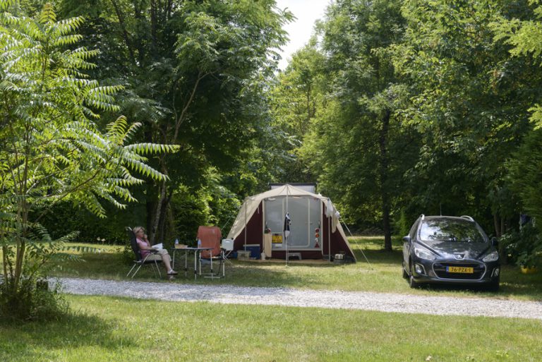 Camping Le petit Lion des Tourbières Dordogne staanplaats 768x513