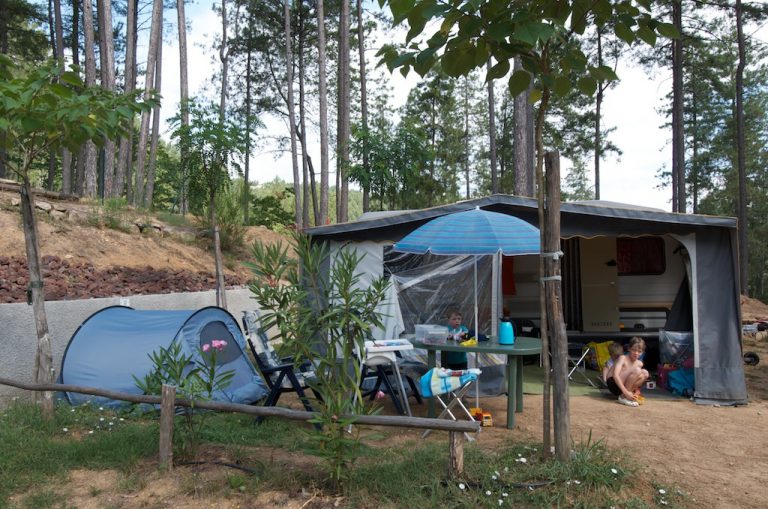 Camping Les Pins d Ucel staanplaats 768x509