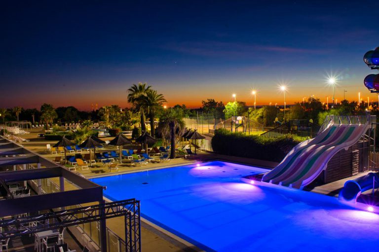 Camping Domaine des Champs Blancs zwembad avond 768x512