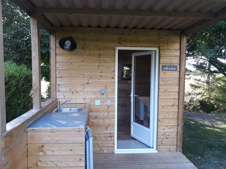 Camping Les Couesnons staanplaats met prive sanitair 768x576