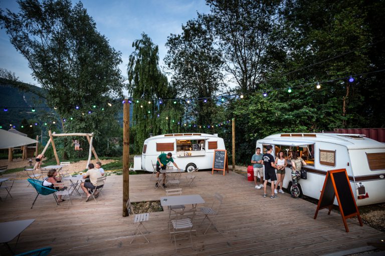 Camping Huttopia Lac d Aiguebelette snackbar 768x512