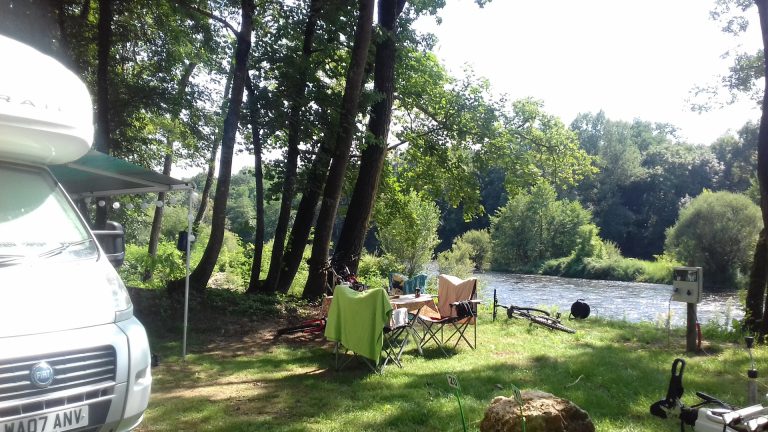 Camping Les Chalets Sur La Dordogne staanplaats aan rivier 768x432