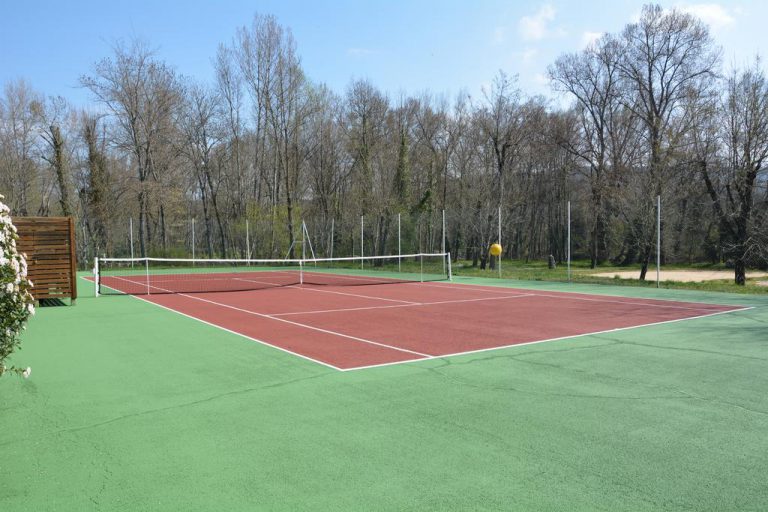Camping La Digue Ardeche tennisbaan 768x512