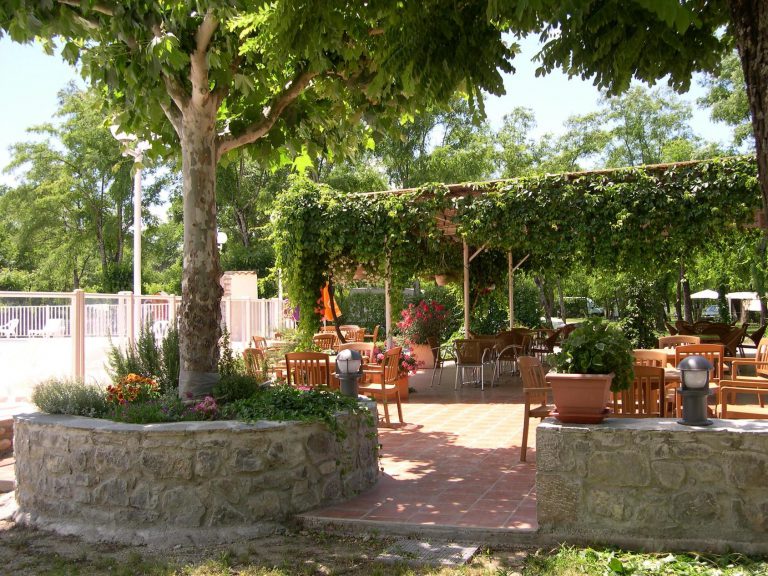 Camping La Digue Ardeche terras 768x576